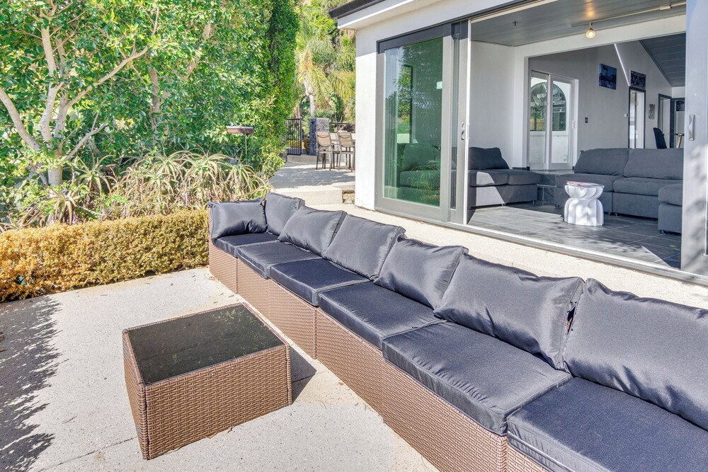 Pool, Spa & Ocean Views - Modern Home in Malibu!