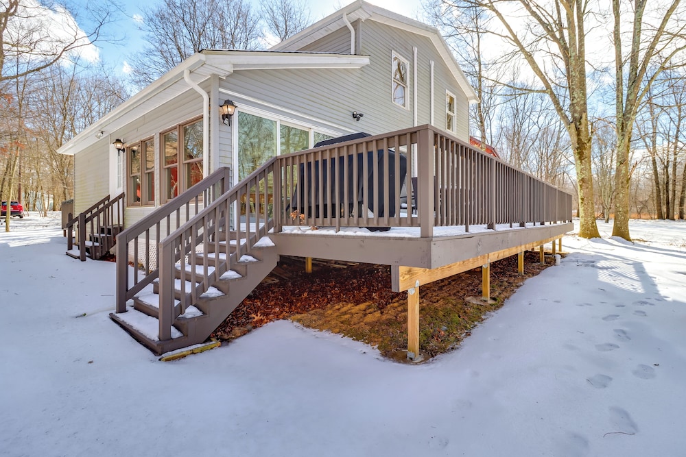 7 Mi to Big Boulder Mtn: Poconos Chalet w/ Hot Tub