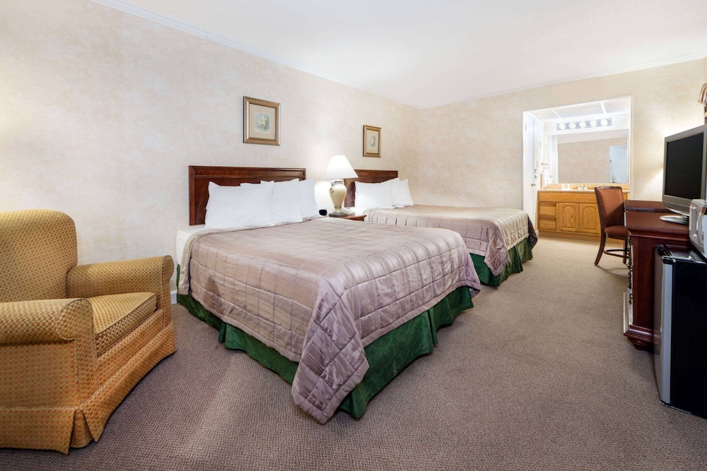 Burlington Vacations - Howard Johnson by Wyndham Burlington - Property Image 3
