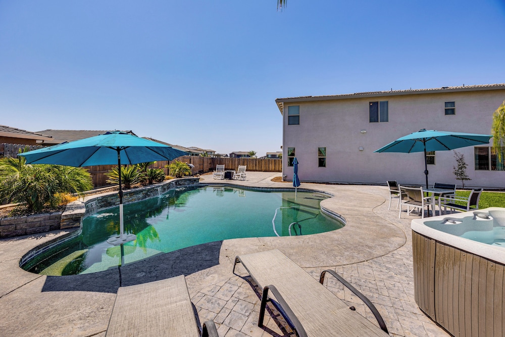 1 Mi to Golf! Spacious & Modern Home in Dinuba