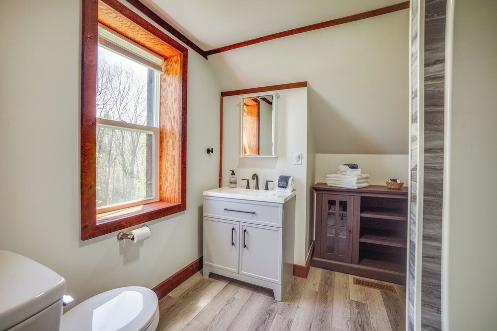 3 Mi to Lake Michigan: Charming Kewaunee Hideaway