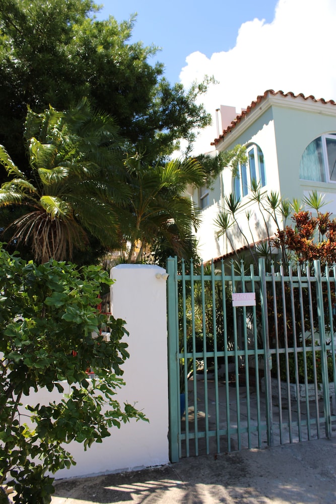 Numero Uno Beach Apartments
