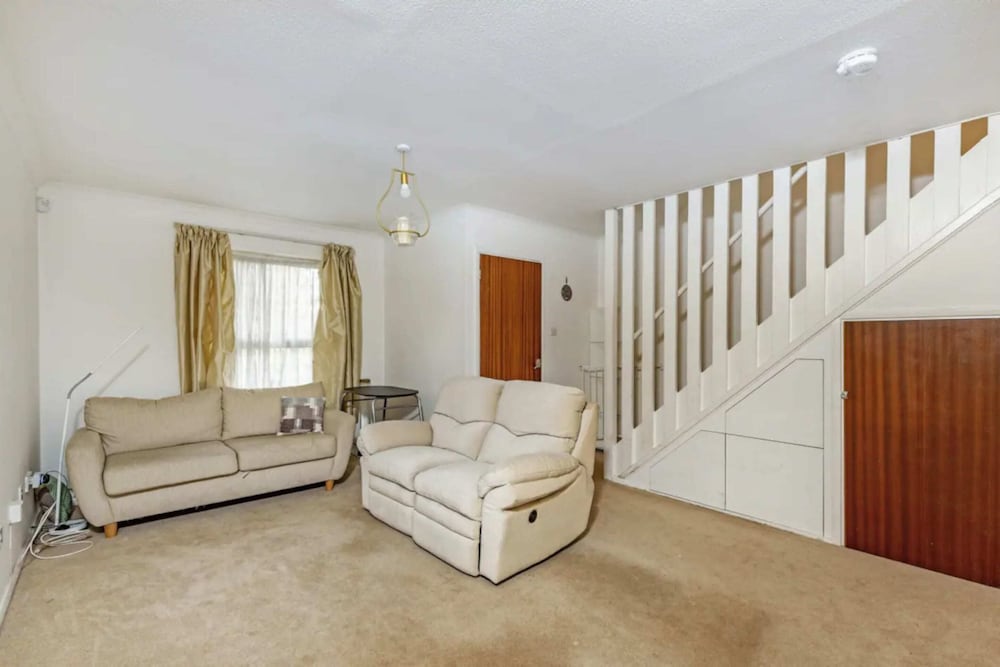 Charming 2 Bedroom Home in South London With Garden