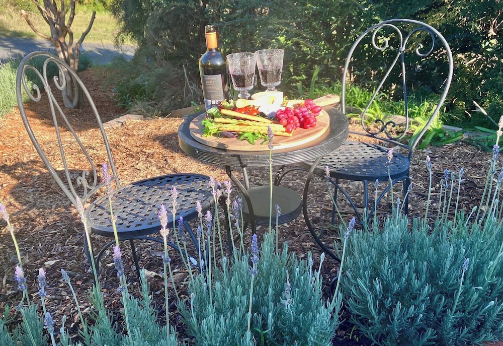 One Wee Cottage, A Romantic Secluded Provincial Abode Surrounded by Vineyards
