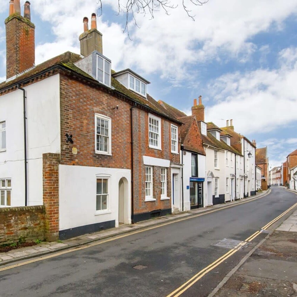 Charming 3bd Townhouse Right in the City Centre view 5