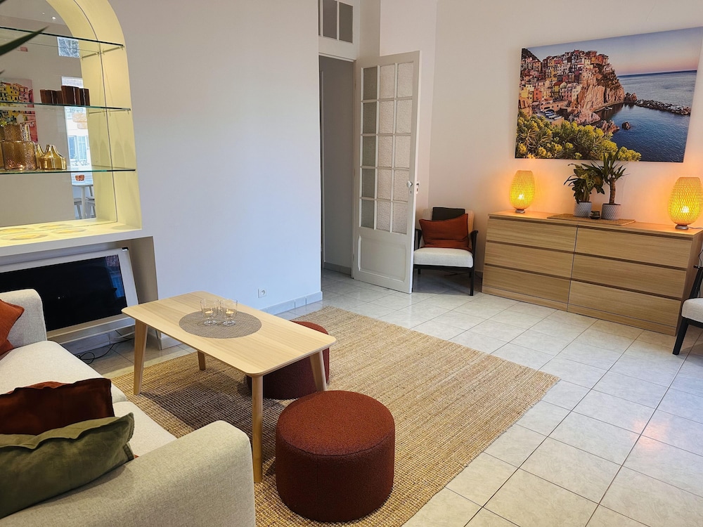 Bright one Bedroom Apartment in the Center of Cannes 13 Minutes Walk to the Palais des Festivals - 2290