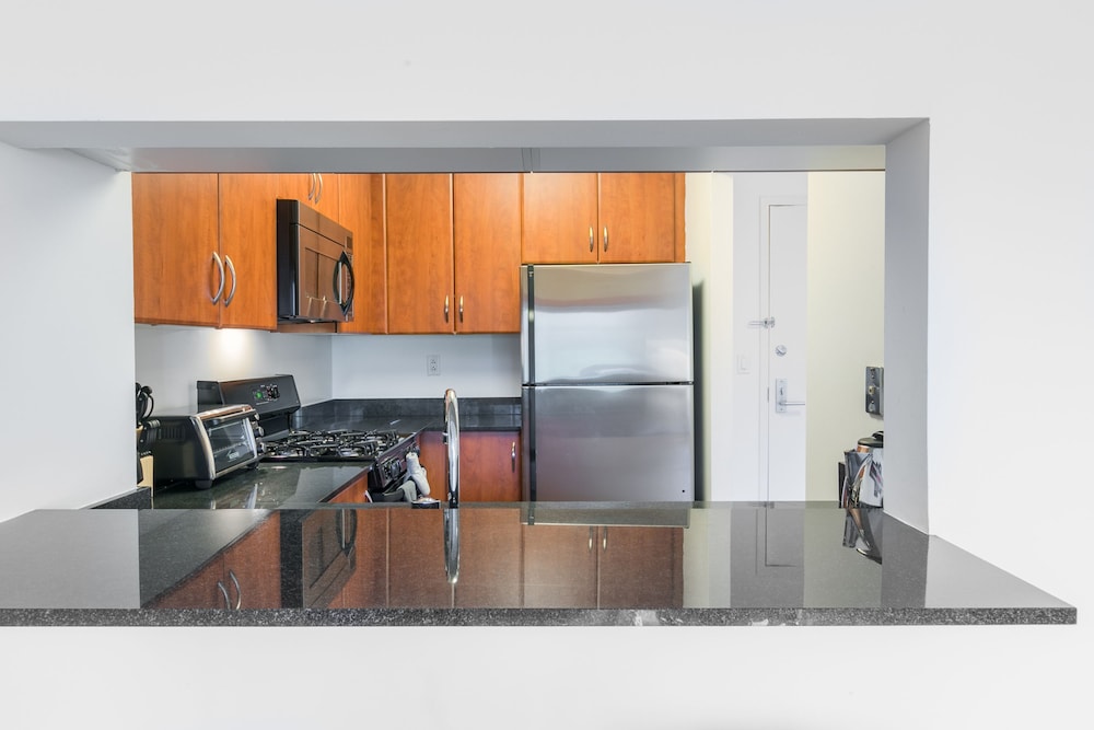 Beautiful 1 Bed Fully Furnished Apartment