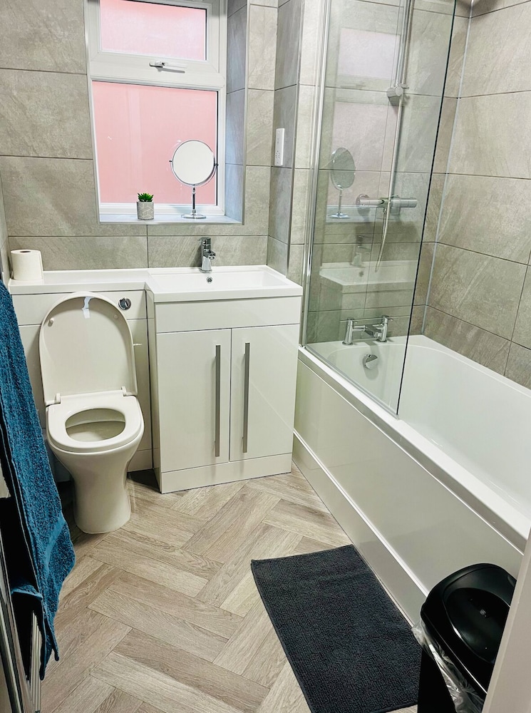 2 Bed Flat - Sleeps 8 - Pets - Garden - Parking