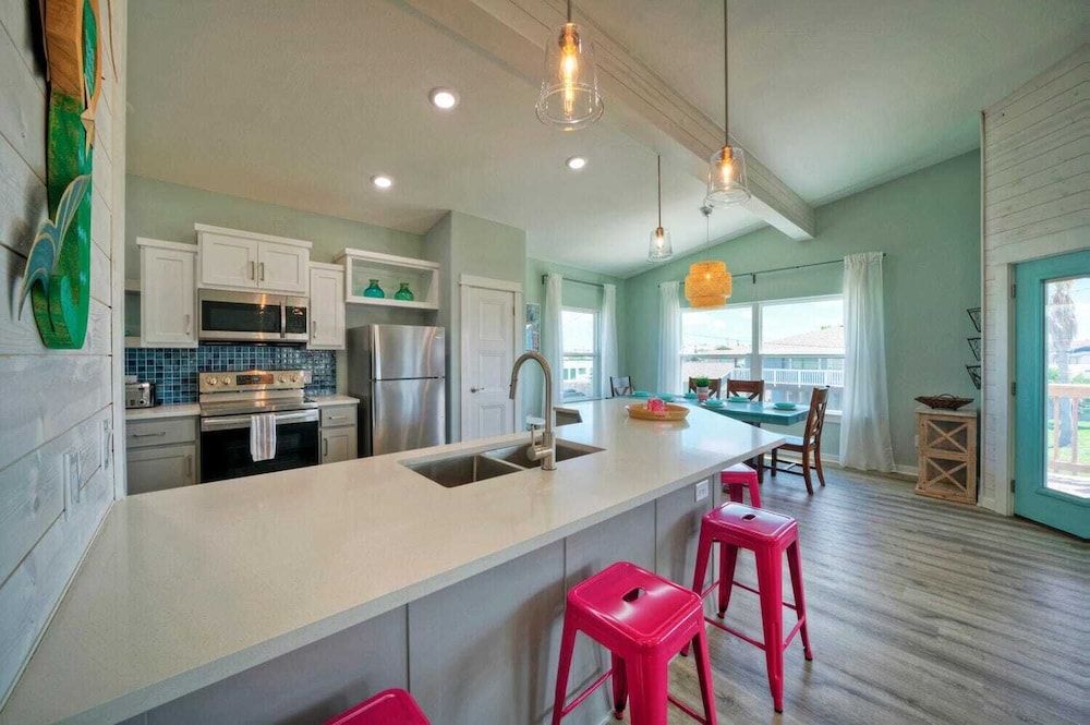 Sleeps 20 2 Modern Homes w/ Private Pool, Deck+patio 3-min Walk to the Beach