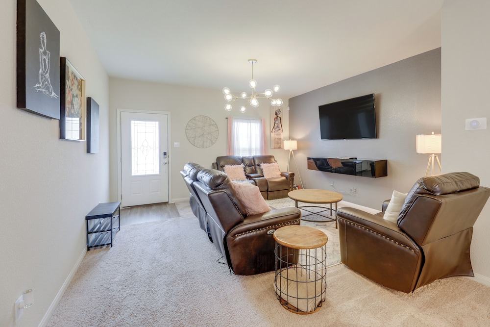 Pet-friendly Home w/ Fenced Yard in Manor