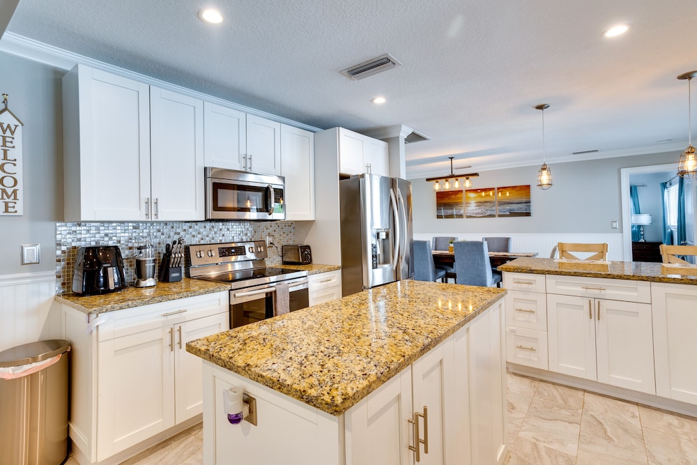 Tropical Florida Abode w/ Pool  Screened-in Patio - Property Image 19