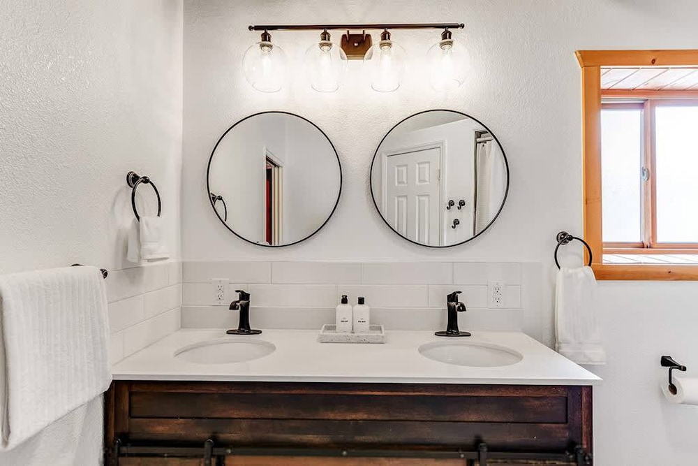 Private Luxurious Cabin w spa Near Breckenridge