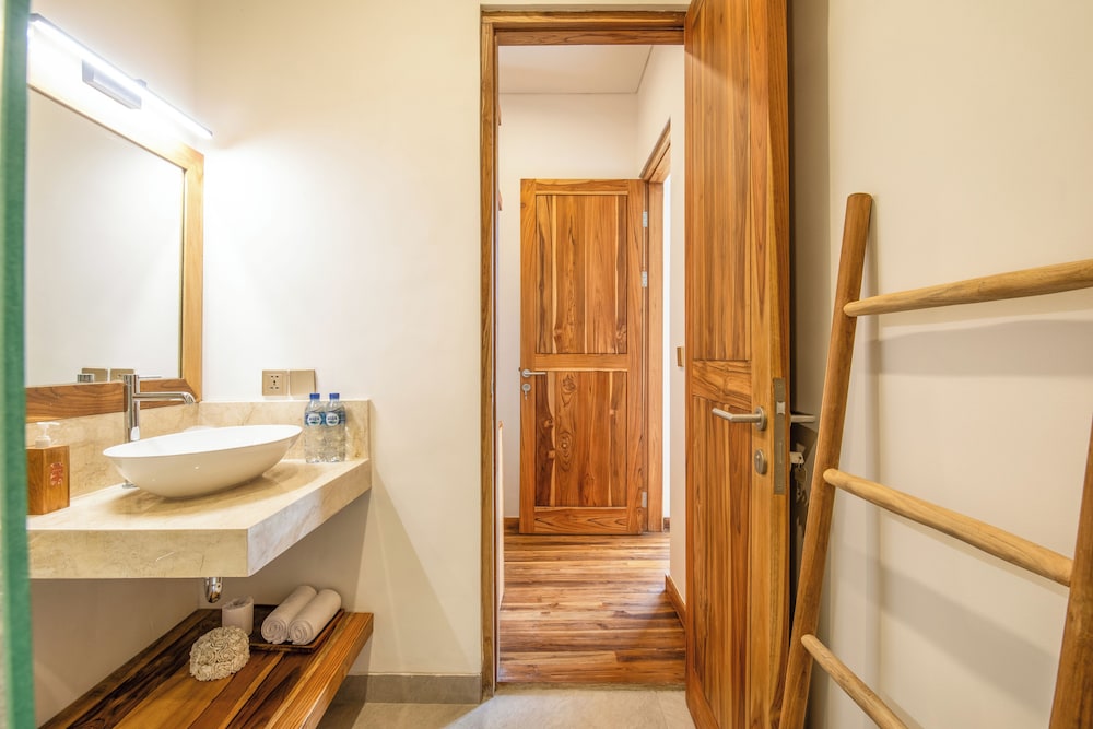 Luxurious 6 BR With Sea View, 5 Mins to Savaya