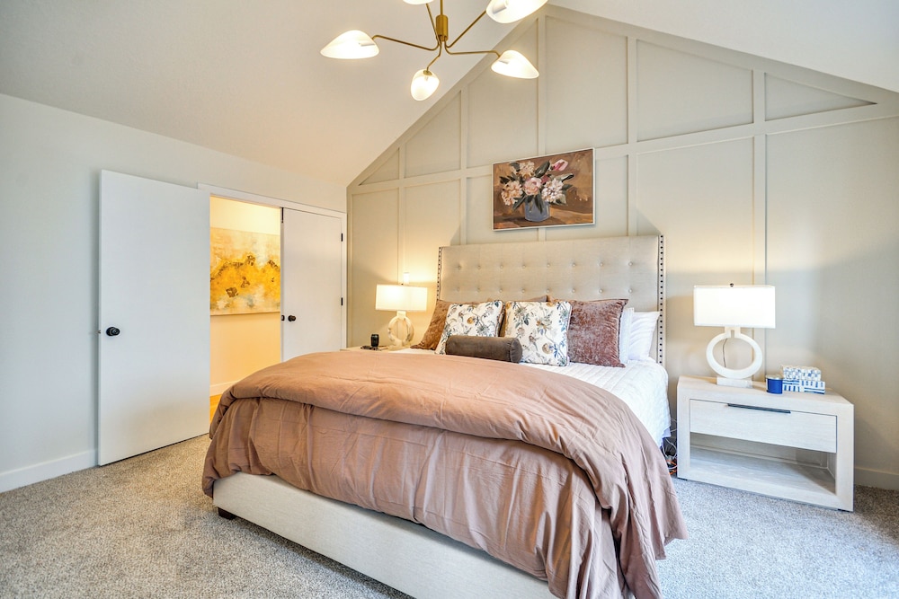 Near Shops & Cafes: Beaverton Haven w/ Luxe Decor!