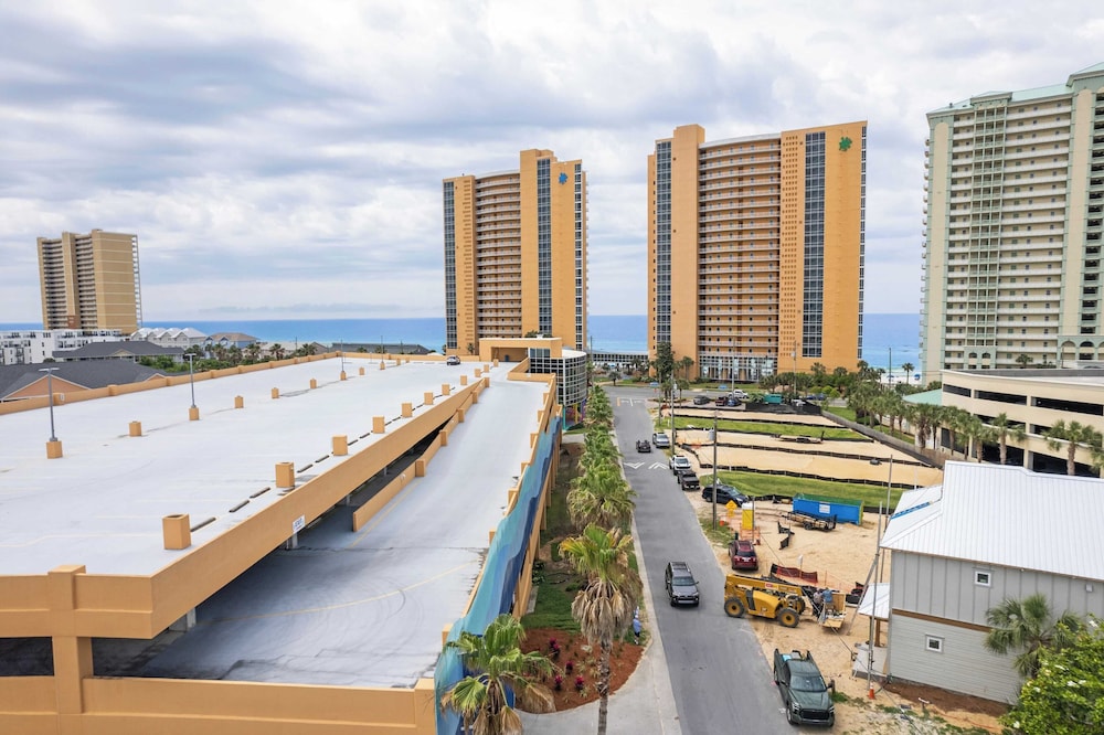 Pool, Patio & Outdoor Dining + Walk to Shore, Pier Park Sanctuary on Sands