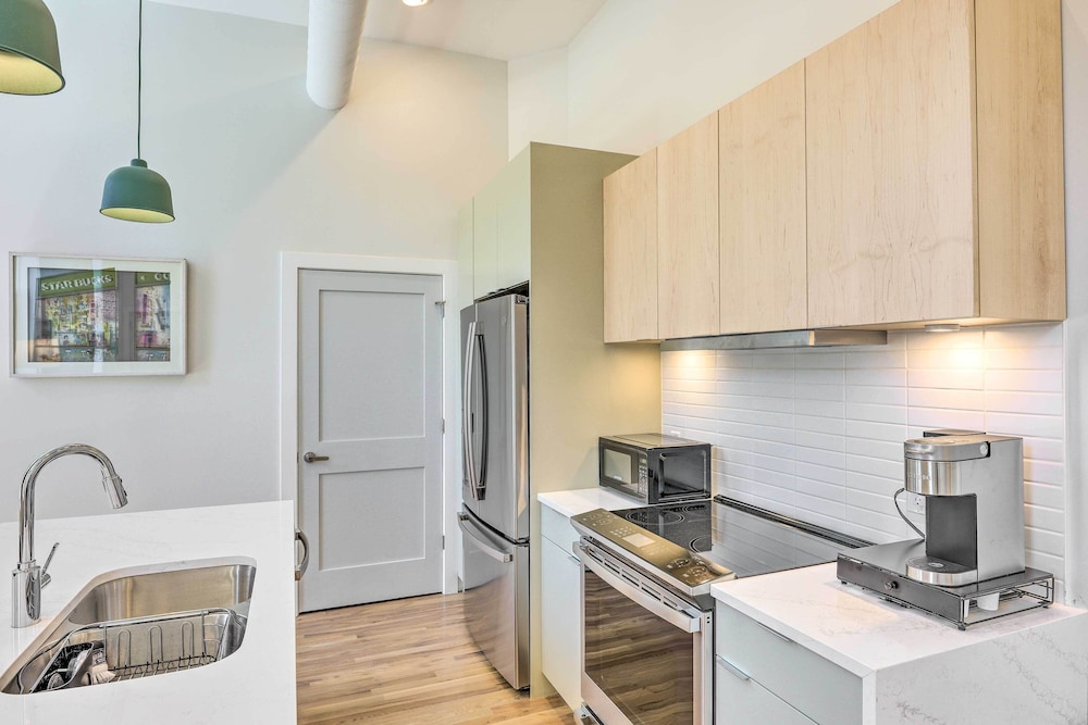 Contemporary Cincinnati Condo - Pets Allowed! view 5