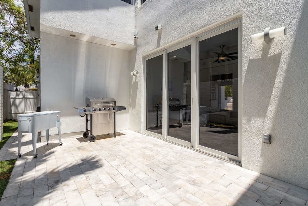 Sea Breeze by Avantstay Across From Fort Lauderdale Beach Pool Out Door Dining Fire pit