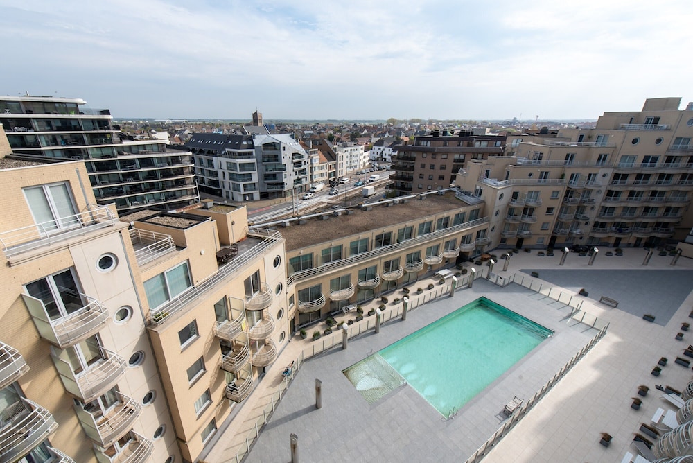 Apartment in Mariakerke With Stunning Sea Views
