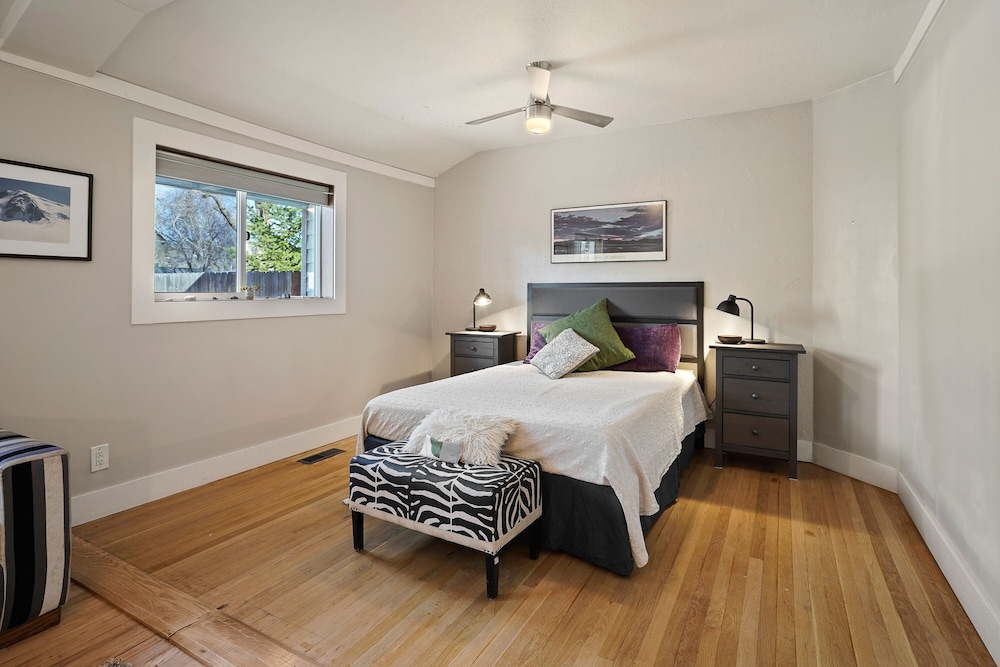 North West Nest 30 Day Minimum 2 Bedroom Home by RedAwning