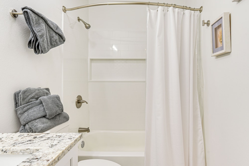 2 Mi to State Park: Dog-friendly Niceville Home