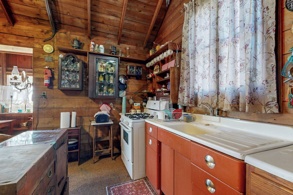 6BR Lakefront Estate w/ Private Piers & Patios