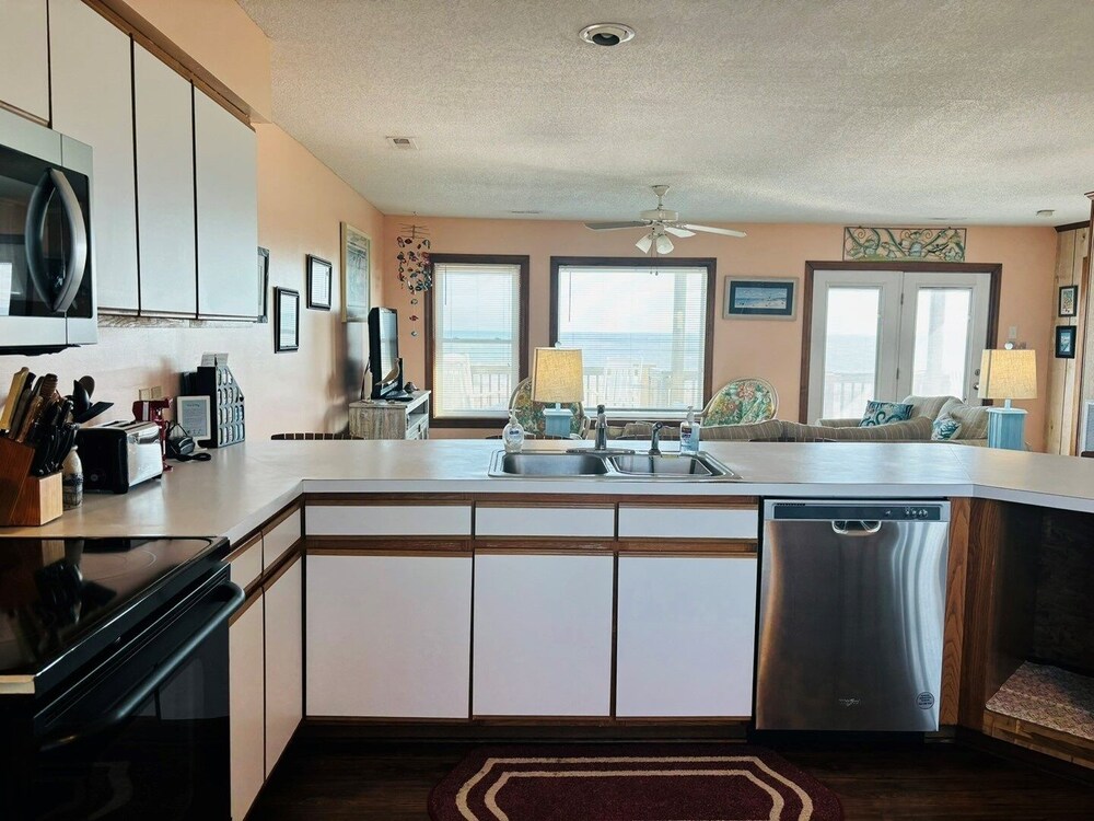 Great Place 5 Bedroom Home by RedAwning