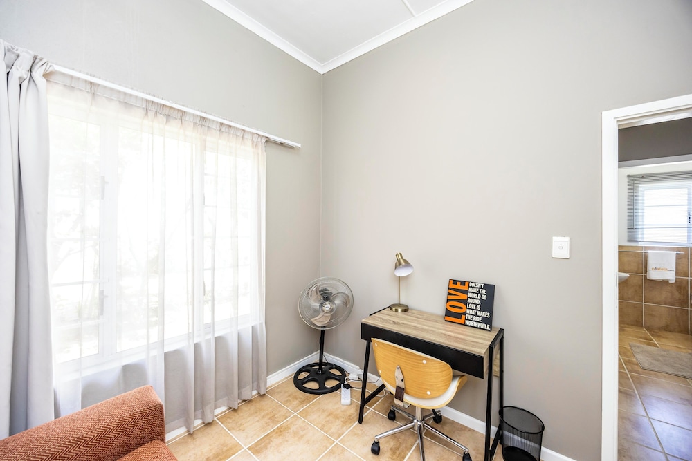 Modern Executive Unit