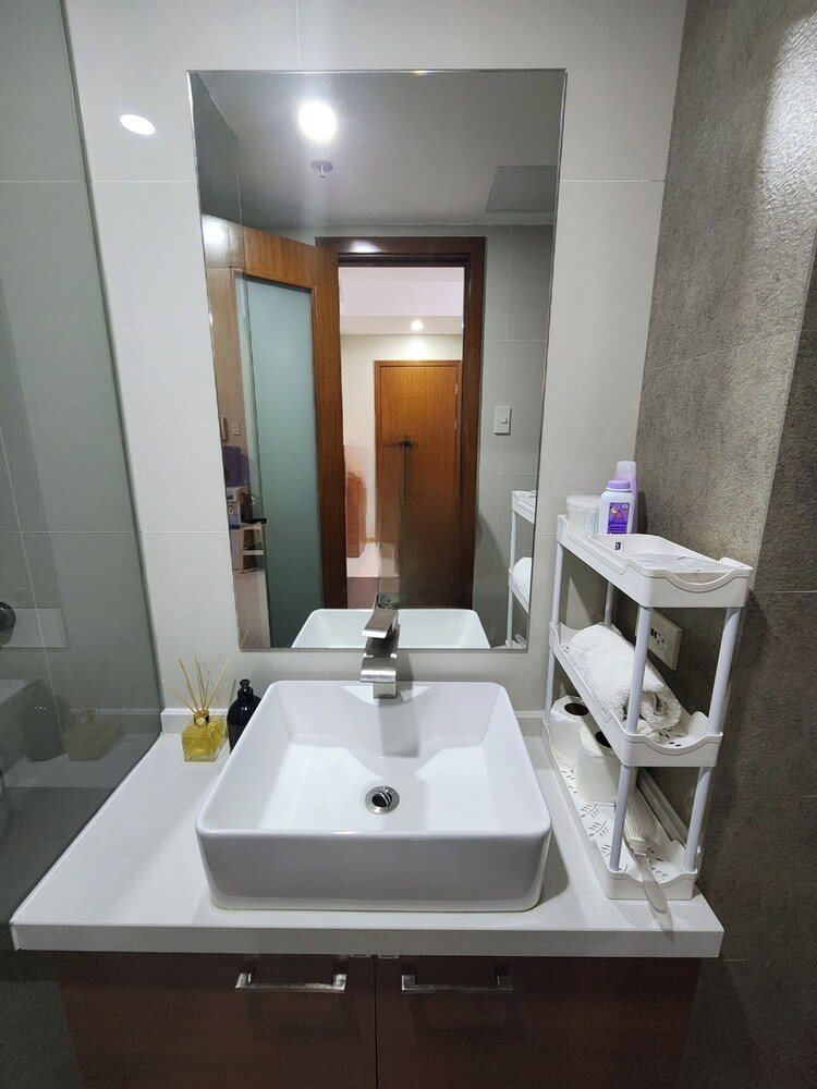 Cozy 1BR Condo in Mandaluyong City With City Skyline View