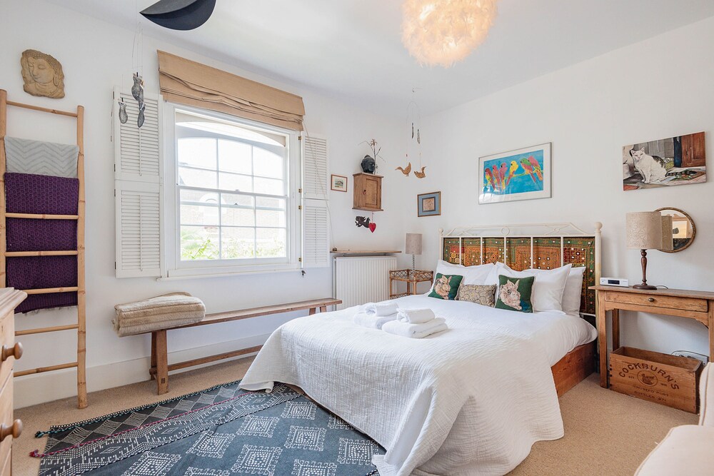 Enchanting Hammersmith Home Close to Shepherds Bush by Underthedoormat