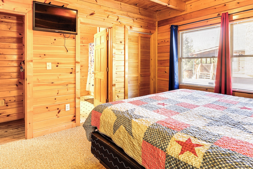 Cabin w/ Deck, Hot Tub & Douglas Lake Resort Perks