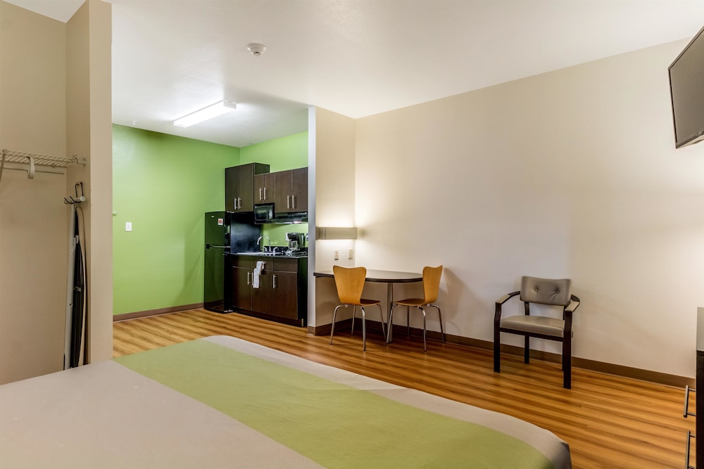 San Antonio Vacations - Super 8 by Wyndham Kenedy - Property Image 9