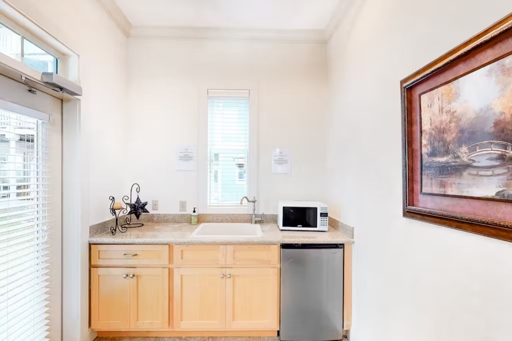 Serenity by the Sea! 4BR Retreat, Sleeps 12, Walk to Beach & Community Pool