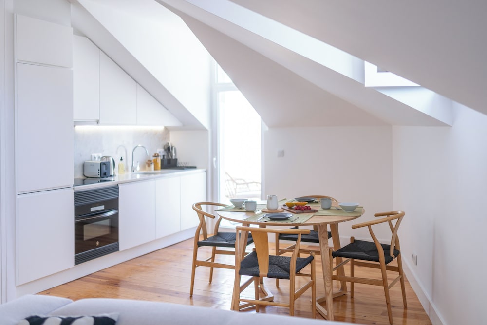 Sunny Lisbon Apartments by SoulPlaces