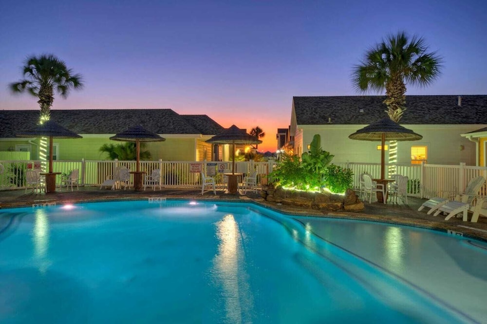 Sleeps 18 2 Beach Homes w/ 2 Pools, Playground, Covered Patios Pirates Bay