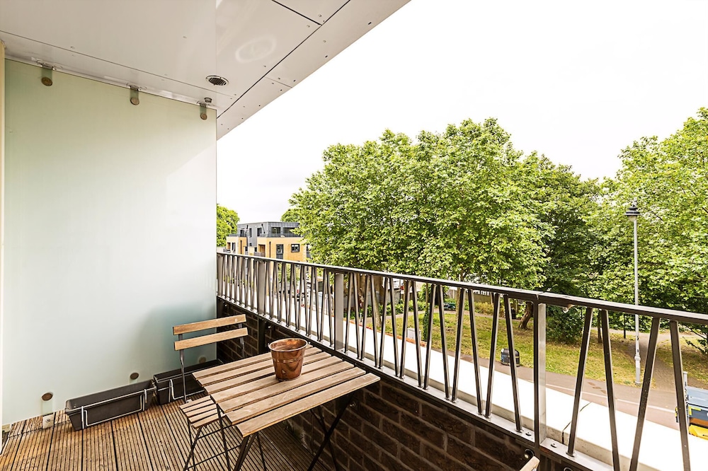 Modern 2-bed Flat With Terraces in Leyton
