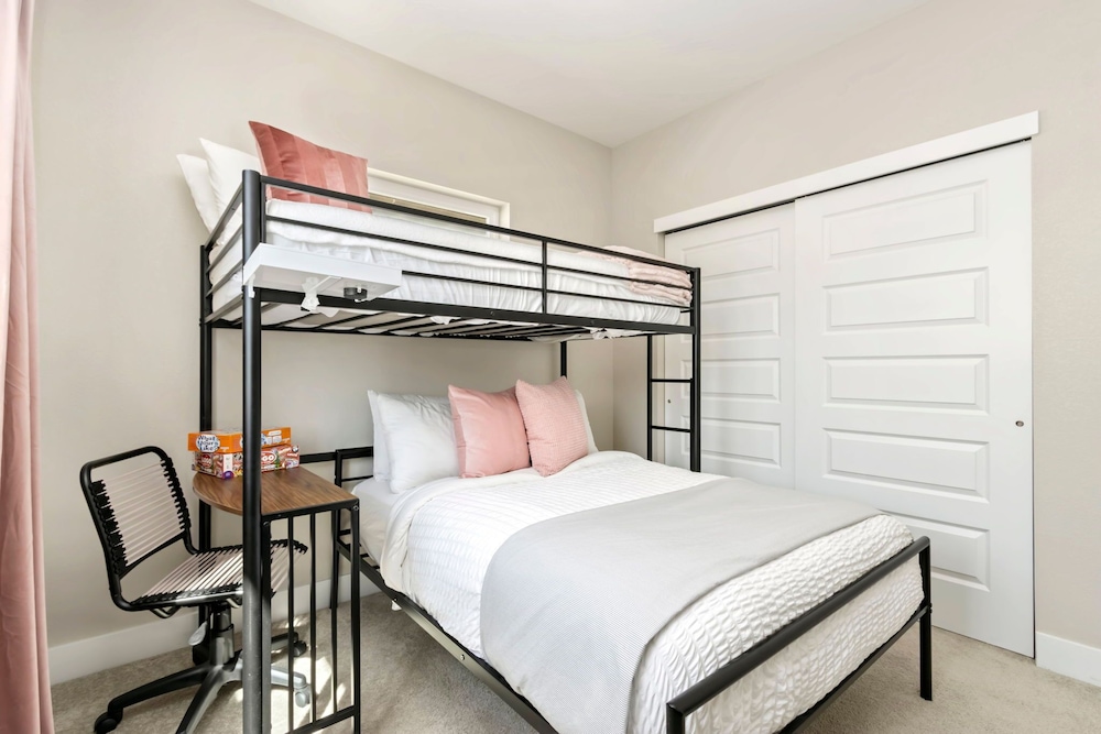 Rams Roost Rooftop Hot Tub, Patio & Family Fun