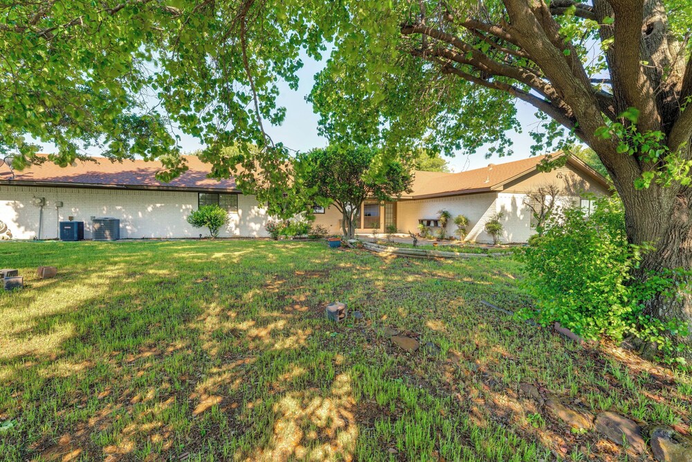 8 Mi to Lewisville Lake: Peaceful Countryside Home