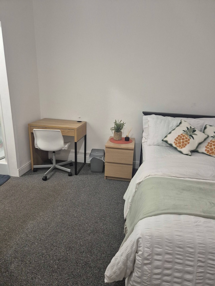 Spacious Large 4BR Home Train Station University