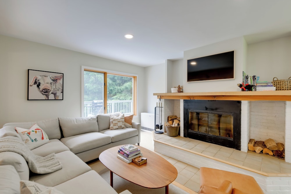 Ski-in/ski-out Sugarbush Retreat w/ Indoor Hot Tub