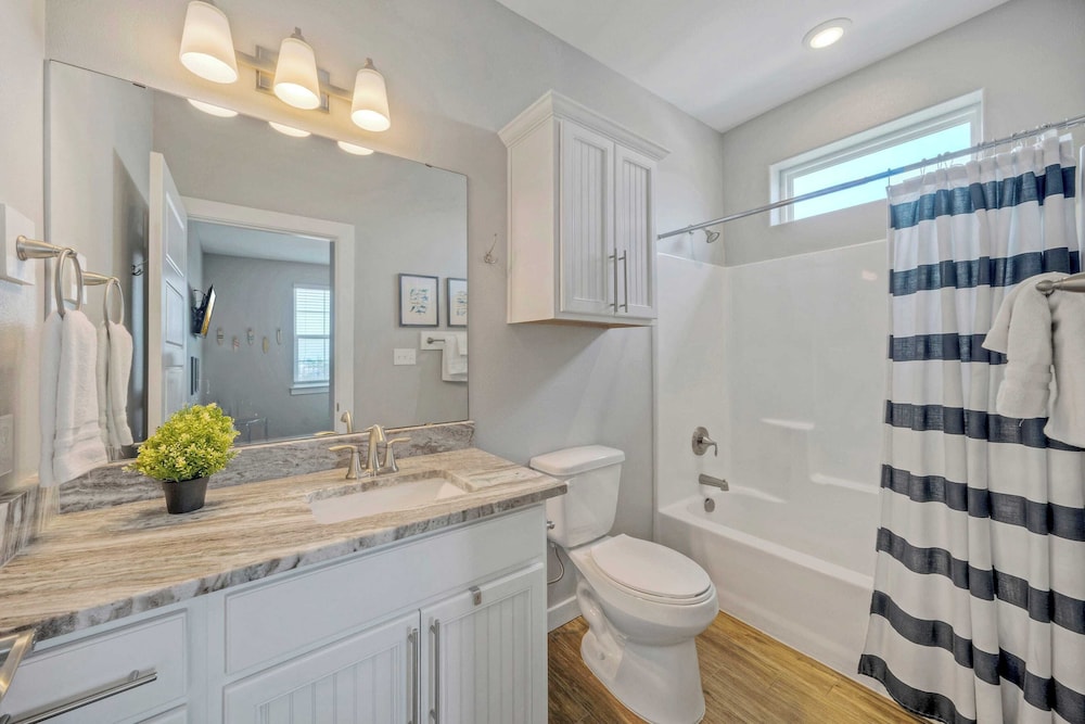 Sleeps 33! 4 Condos, Walk to the Beach, Resort-style Pool, Endless Summer Resort