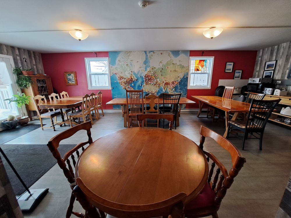 Levis Vacations - Auberge Jeunesse LouLou's Backpacker Hostel - Property Image 44
