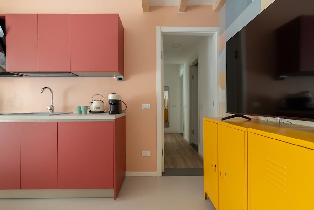 w Elegant 3BR Near Milan Center