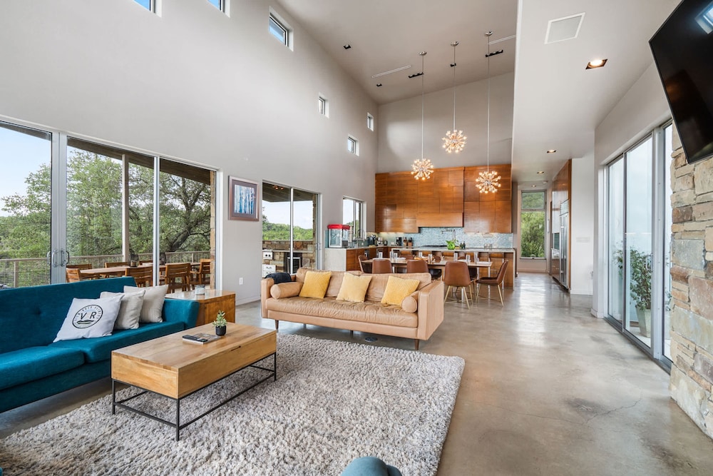 Luxury 7BR Hill Country Gem With Barndominium