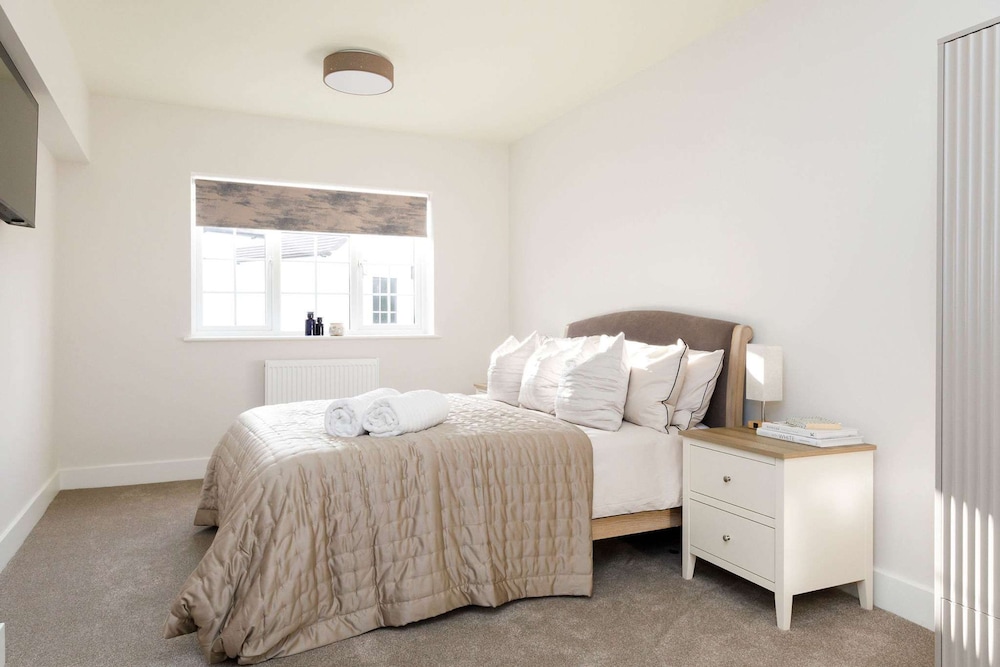 Beautiful 4-bed Close to South Downs Goodwood