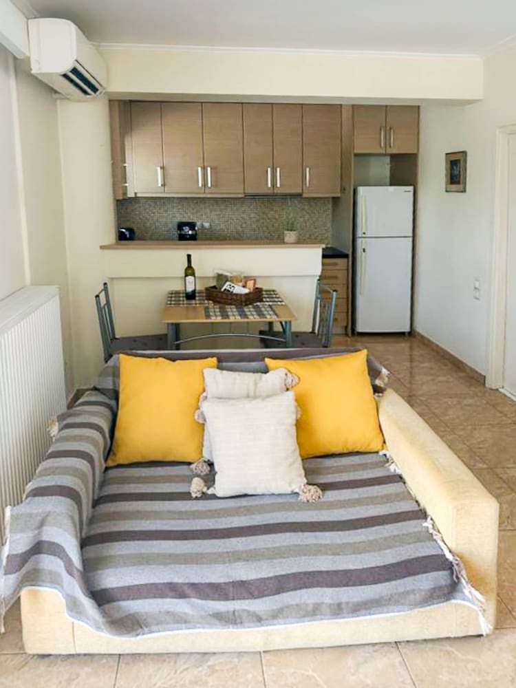 Filiatra Cozy Central Gem With Balcony