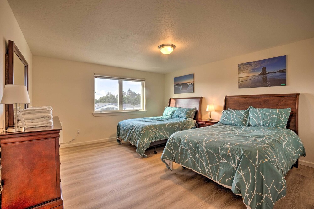 Spacious Bandon Getaway - 2 Blocks to Ocean! view 5