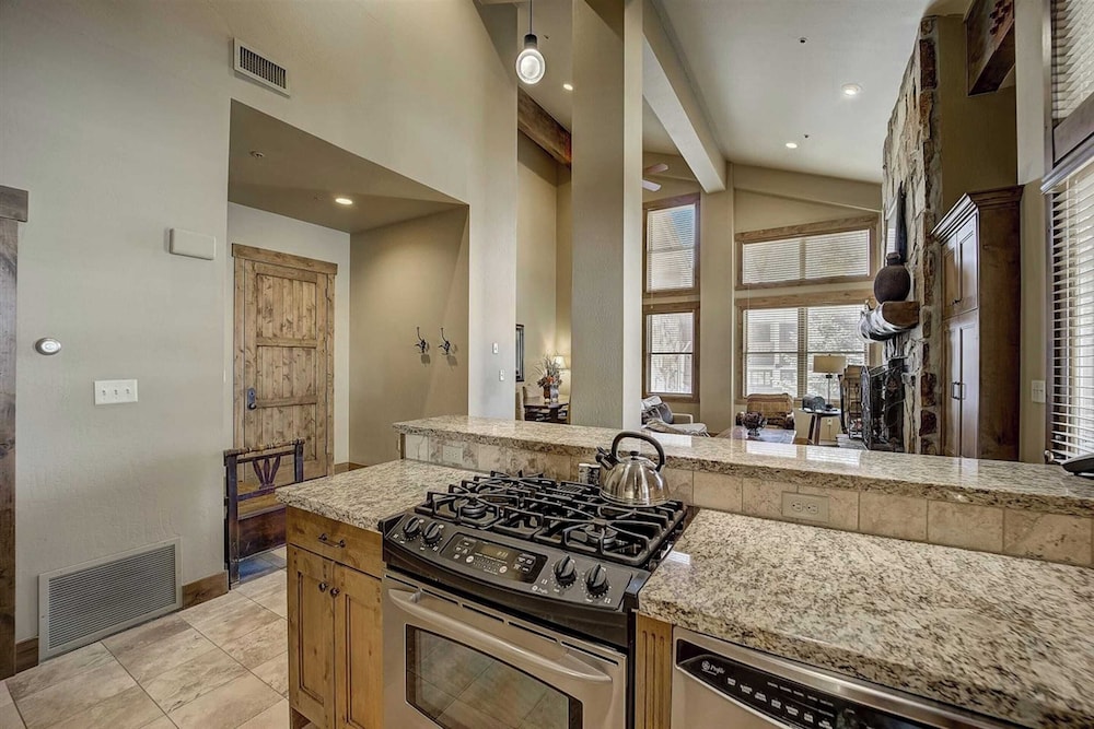 2 Condos Ski-in/ski-out at Deer Valley + Hot Tubs Mont Cervin by Avantstay