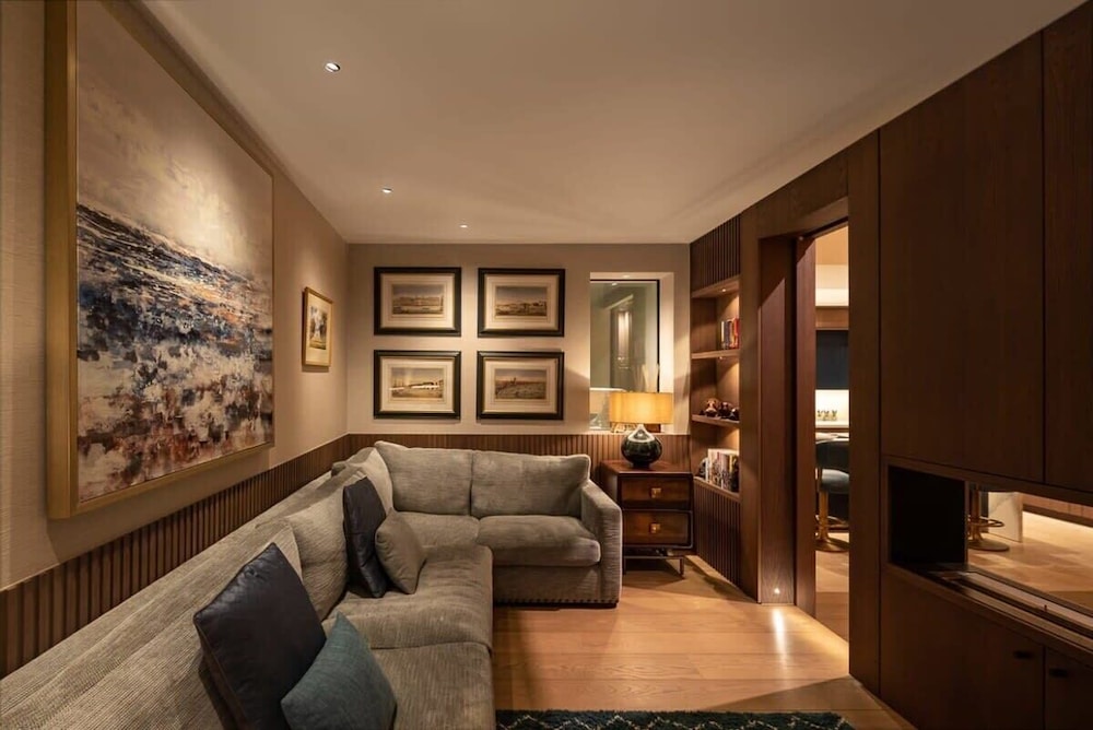 5 Bed House w/ Indoor Pool, Sauna & Private Garden - Fulham