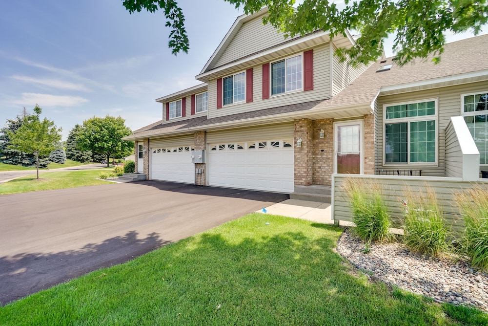 Charming Minnesota Townhome - Near Beach & Golf! view 2