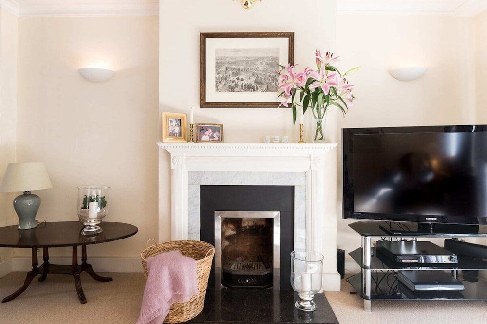 Elegant 3 Bedroom Home Located in South Kensington